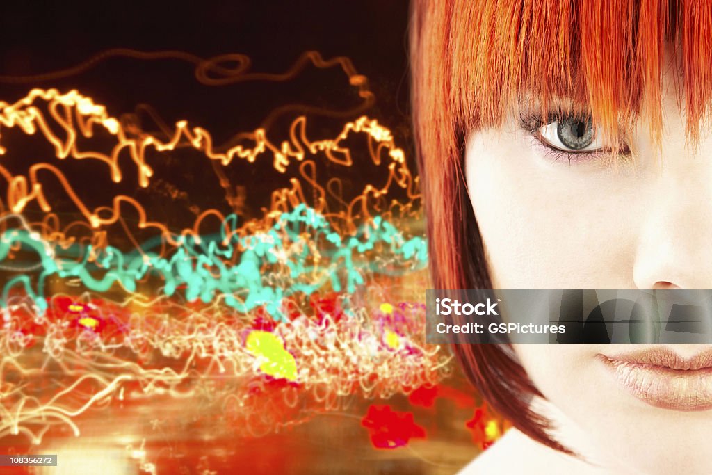 Rotes Haar-Frau mit abstrakten Licht im Hintergrund - Lizenzfrei 20-24 Jahre Stock-Foto