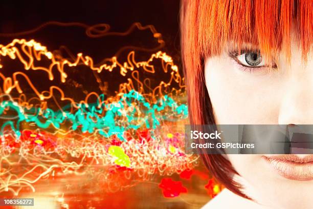 Rotes Haarfrau Mit Abstrakten Licht Im Hintergrund Stockfoto und mehr Bilder von 20-24 Jahre