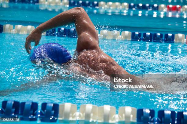 Foto de Nadador e mais fotos de stock de Adulto - Adulto, Esporte, Esporte Aquático