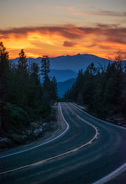 winter road to the nature, parque nacional lassen, north california. - mt lassen imagens e fotografias de stock