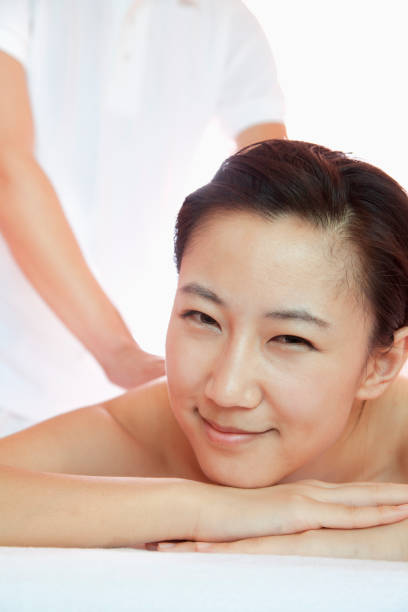 スパでのマッサージを持っている中国の女性 - health spa life purity satisfaction ストックフォトと画像