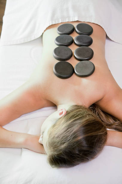 뜨거운 돌 마사지 스파에서 데 히스패닉계 여자 - massage therapist stone spa treatment working 뉴스 사진 이미지