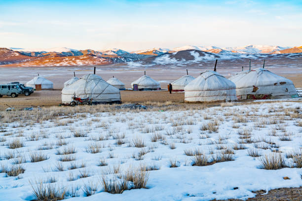 vue de ger mongole sur la steppe enneigée du matin - travel nature outdoors independent mongolia photos et images de collection