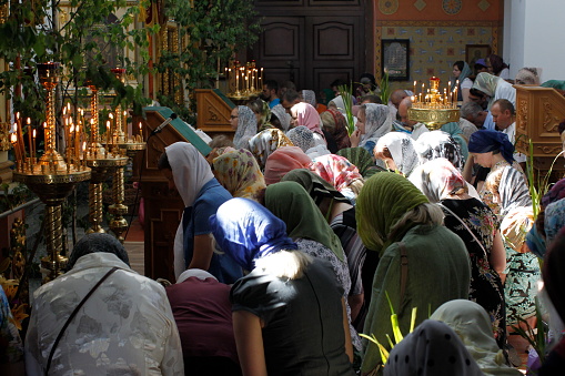 Personas En La Iglesia De Rodillas La Creencia De La Gente Una Multitud De Personas Orando Trinidad Foto de stock y más banco de imágenes de Adorador - iStock Personas En La Iglesia De Rodillas La Creencia De La Gente Una Multitud De Personas Orando Trinidad Foto de stock y más banco de imágenes de Adorador - iStock