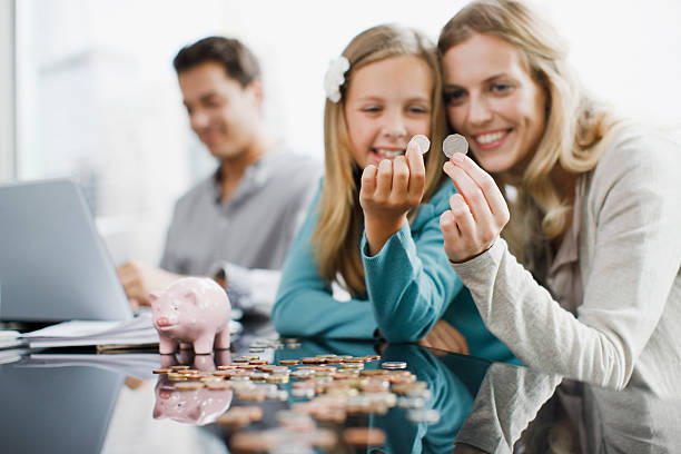 matka i córka porównanie monety - penny father zdjęcia i obrazy z banku zdjęć
