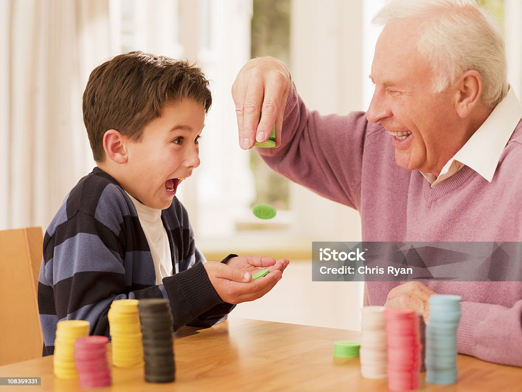 Avô largar grandsons mãos de poker em filetes - Royalty-free Jogo de Lazer Foto de stock