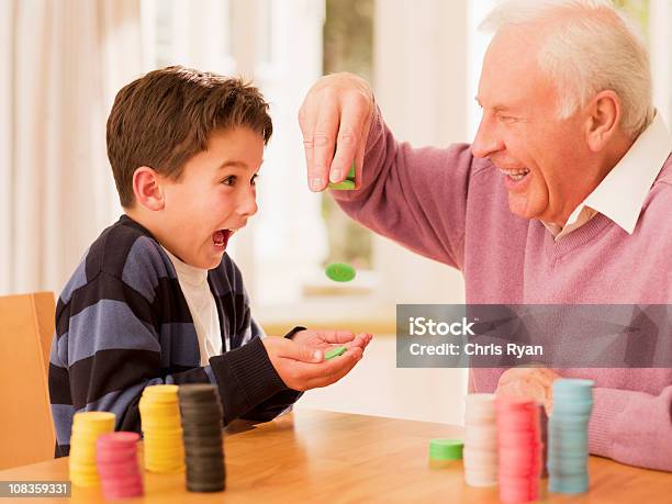 Avô Largar Grandsons Mãos De Poker Em Filetes - Fotografias de stock e mais imagens de Jogo de Lazer - Jogo de Lazer, Criança, Avô