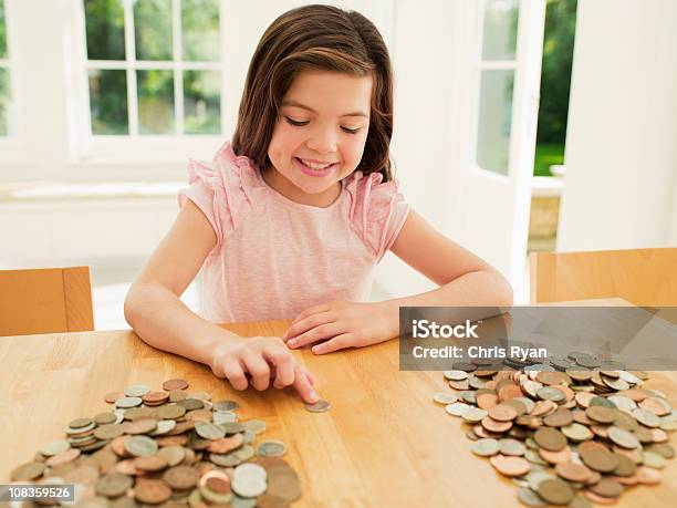 Ragazza Sorridente Conteggio Monete - Fotografie stock e altre immagini di Moneta - Moneta, Regno Unito, 8-9 anni