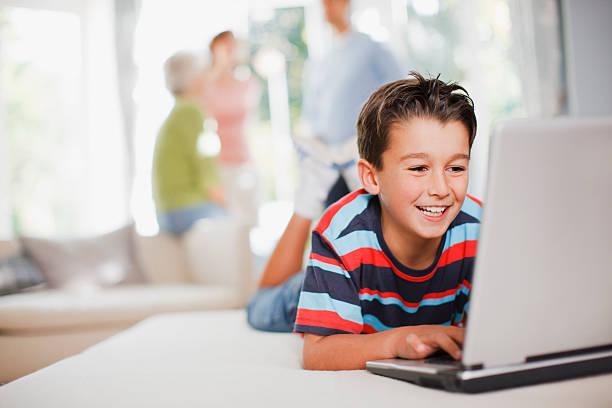 Lächelnde junge Festlegung und laptop benutzen