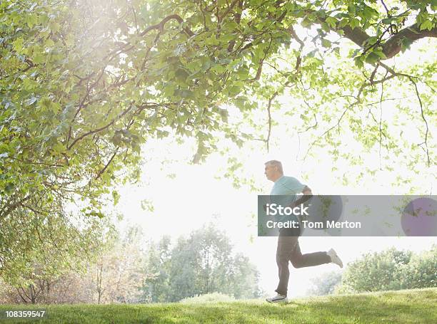 Foto de Homem Determinado Pista De Corrida Ao Ar Livre e mais fotos de stock de Parque público - Parque público, Correr, Vista de Ângulo Baixo