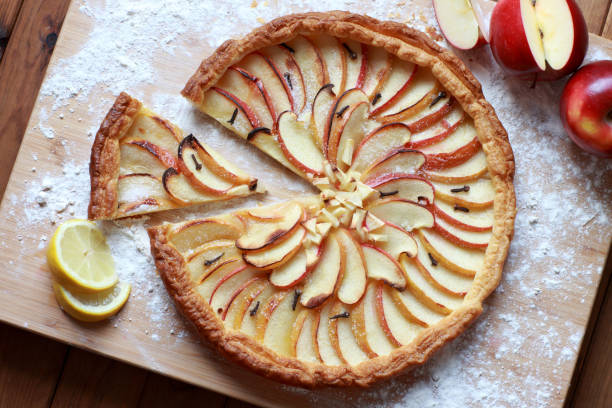яблочный тарт десерт - apple pie apple baked cinnamon стоковые фото и изображения