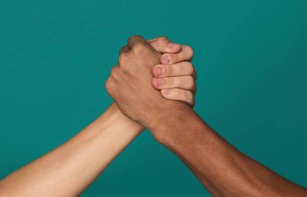 zwei hände zusammenkommens, vertrauen einander - greeting teenager handshake men stock-fotos und bilder