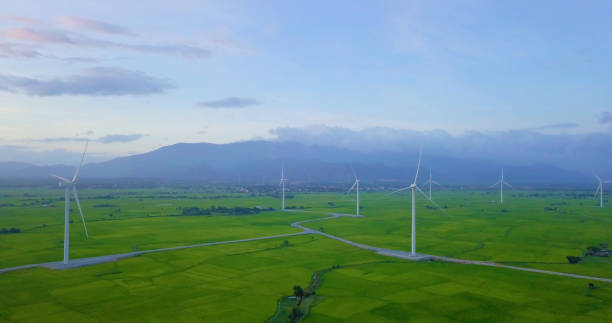 parco turbine eoliche e campi agricoli in una giornata estiva - farm scenics landscape alternative energy foto e immagini stock