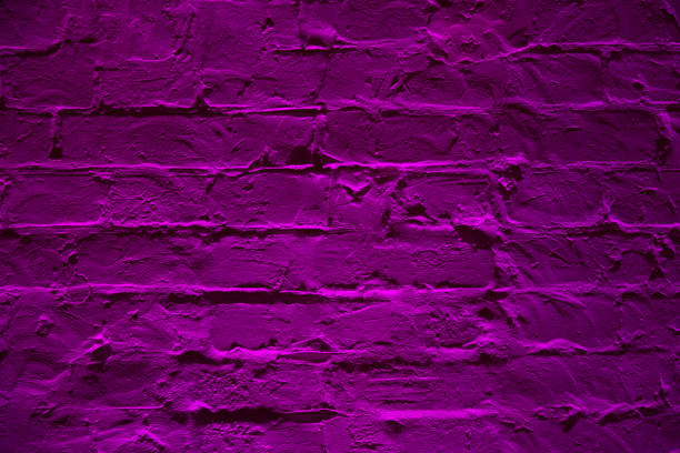 fondo de textura de la pared de ladrillo de neón púrpura de grunge. patrón de arquitectura de ladrillo color magenta pared textura. - architexture fotografías e imágenes de stock