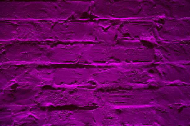 fondo de textura de la pared de ladrillo de neón púrpura de grunge. patrón de arquitectura de ladrillo color magenta pared textura. - architexture fotografías e imágenes de stock