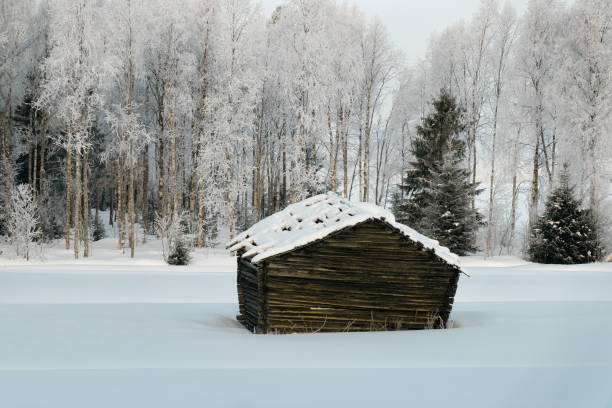 aldea casa nieve invierno finlandia - cabin snow finland lapland fotografías e imágenes de stock