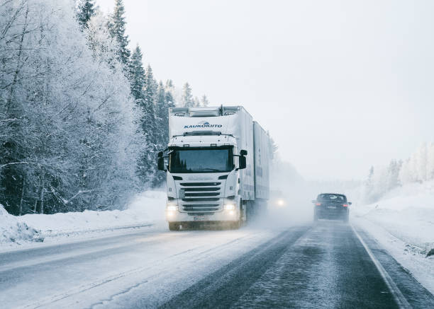 camion la strada invernale innevata finlandia lapponia nell'ue - covered truck foto e immagini stock