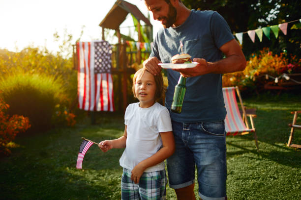 4 de julio - padre e hijo - fourth of july family flag american flag fotografías e imágenes de stock