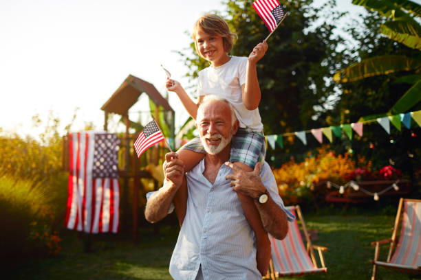 4 de julio - abuelo y nieto - fourth of july family flag american flag fotografías e imágenes de stock
