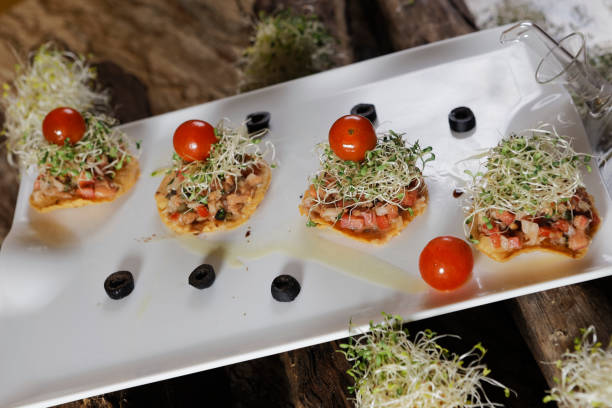 севиче тост из лосося с соей и помидорами черри в сопровождении черных оливок. это блюдо из морепродуктов популярны в прибрежных районах ти - pacific salmon стоковые фото и изображения
