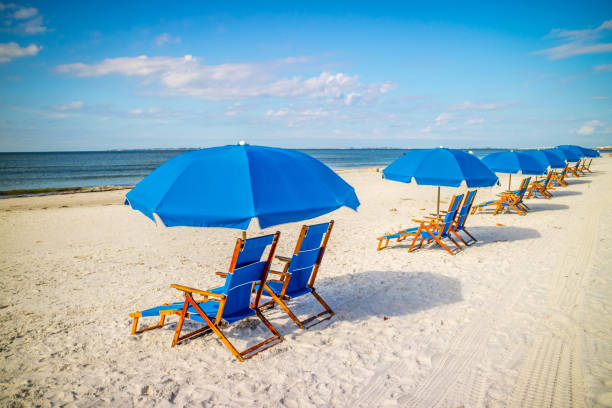 una spiaggia chaise longue di fronte alla spiaggia di fort myers, florida - fort myers foto e immagini stock