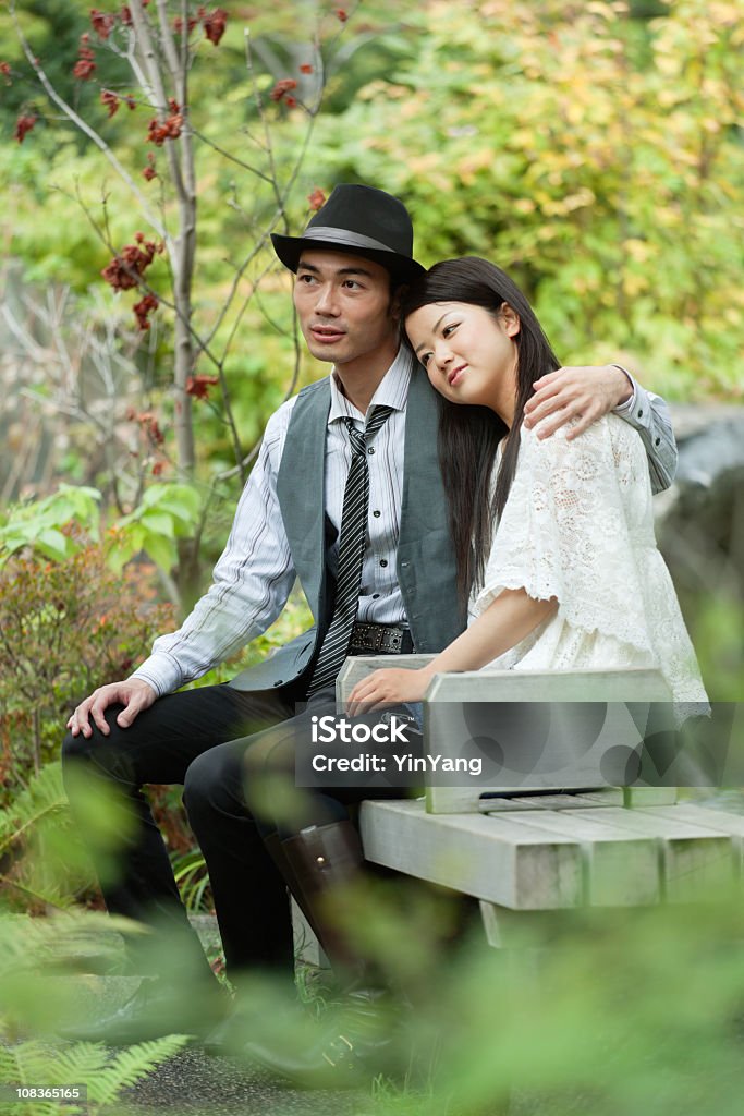 Japonais jeune Couple partage un Moment romantique dans le parc - Photo de Activités de week-end libre de droits