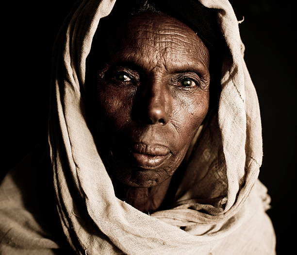 donna africana in un foulard-isolato su nero - ethiopian people foto e immagini stock