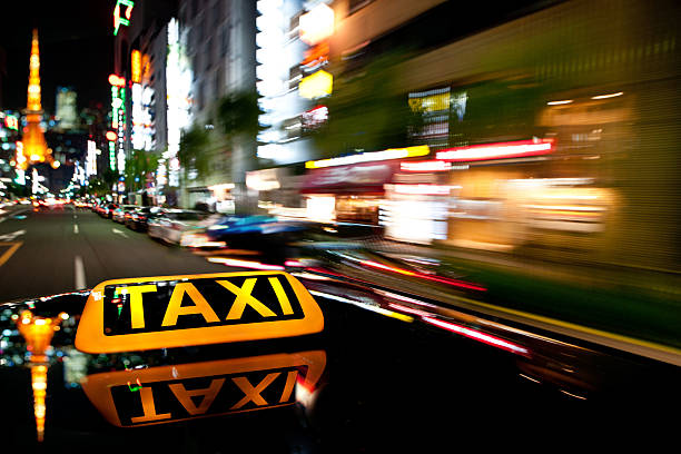 高速の夜 - タクシー 写真 ストックフォトと画像