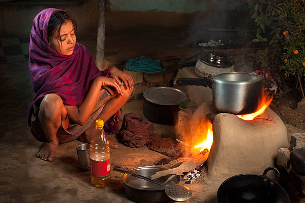 Słaba, indyjskich Dziewczyna gotowanie jedzenie na Piec gliny – zdjęcie