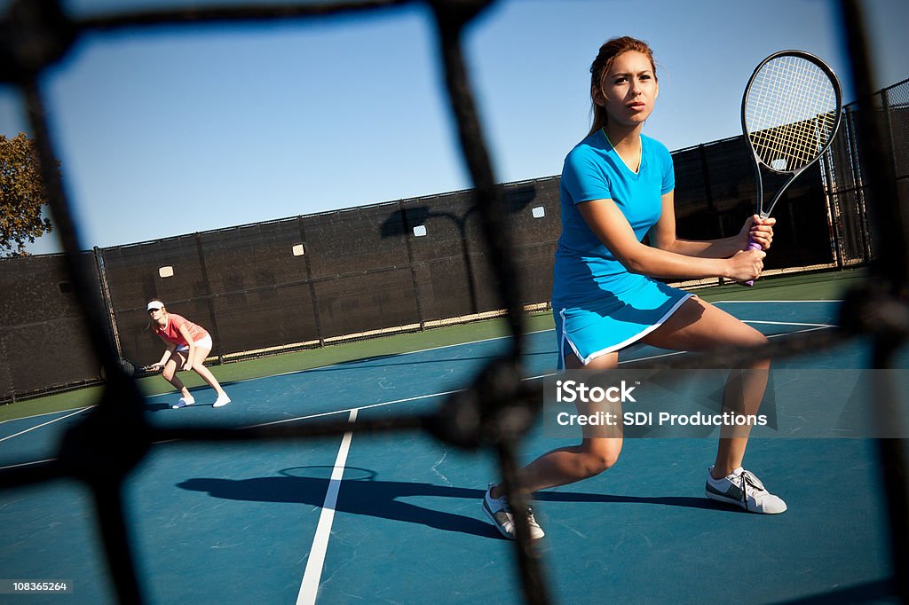 Doubles equipa jogadores de ténis pronto para servir - Royalty-free Primeiro plano Foto de stock