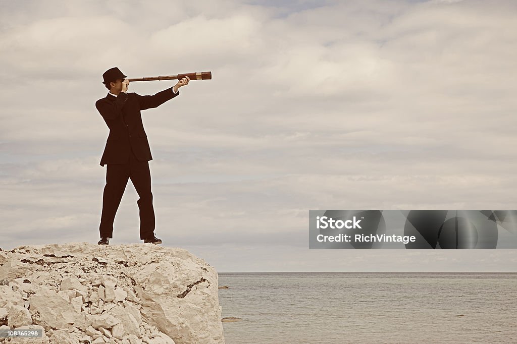 Винтажный мужской бизнесмен смотрит через телескоп в Дании - Стоковые фото Стиль ретро роялти-фри