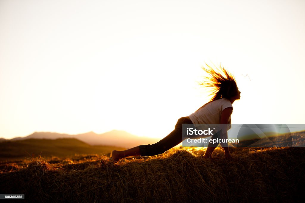 Jeune Belle femme pratiquant yoga au coucher du soleil - Photo de Adulte libre de droits