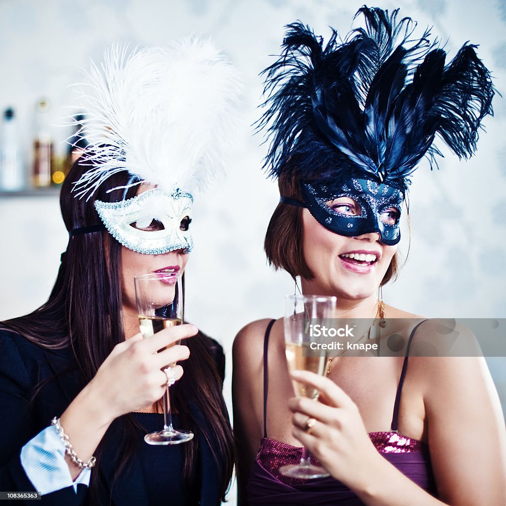 Kobieta w maski i pije szampana - Zbiór zdjęć royalty-free (Impreza)