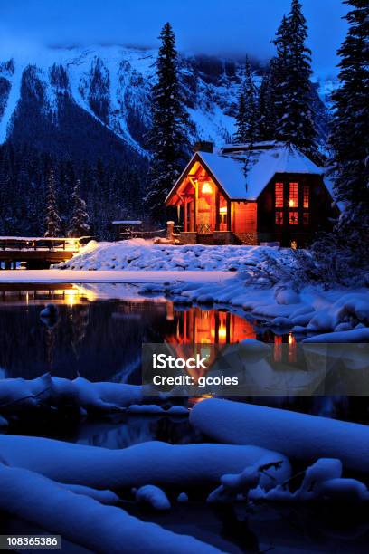 Winter Mountain Lodge Stockfoto und mehr Bilder von Winter - Winter, Blockhütte, Nacht