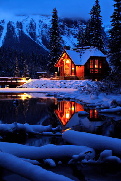 aconchegante chalé de montanha de inverno - british columbia canada lake emerald lake imagens e fotografias de stock