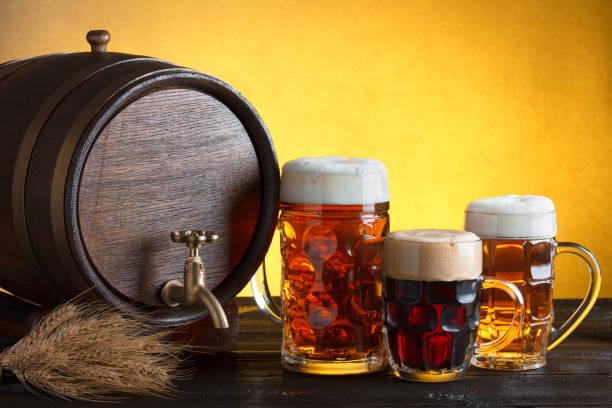 barril de cerveja vintage com copos de cerveja - beer bar counter bar beer glass - fotografias e filmes do acervo