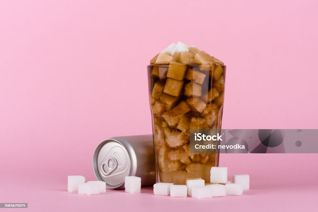 Unhealthily dieet met zoete suikerhoudende frisdranken - Royalty-free Suiker Stockfoto
