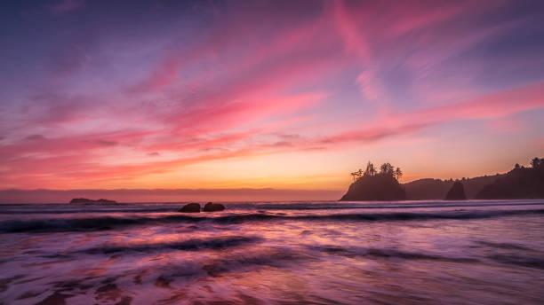 太平洋岸北西部の磯の夕日 - humboldt county california coastline island ストックフォトと画像