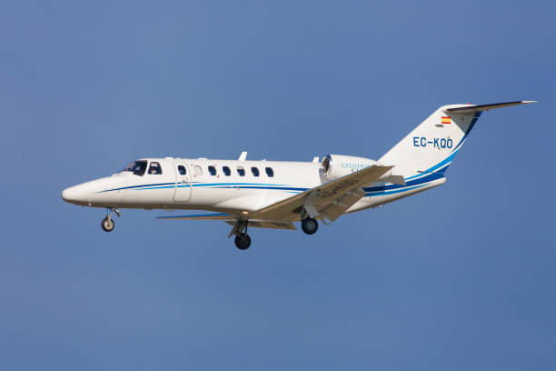 tag авиация cessna 525b citationjet cj3 - small airport cessna airplane стоковые фото и изображения