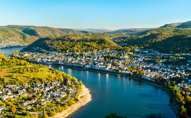 aerial view of filsen and boppard towns with the rhine in germany - rio reno imagens e fotografias de stock