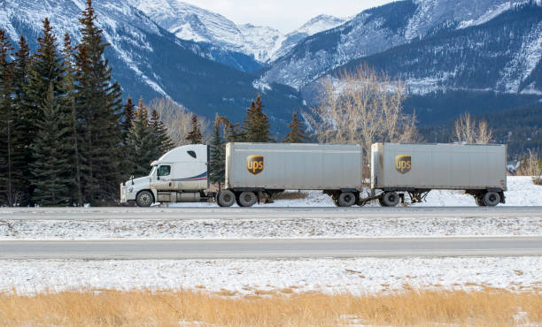 camion ups - united parcel service truck shipping delivering photos et images de collection