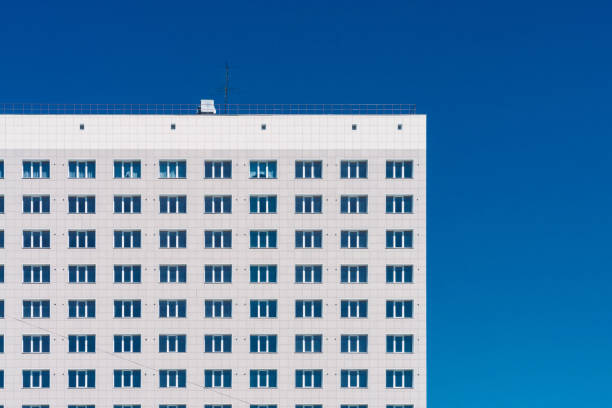 geometrischen hintergrund mit vielen fensterreihen. modernes gebäude-textur. bürobau. mehrfamilienhaus nahaufnahme. viele fenster auf riesige wand. europäische klassische hochhaus mit textfreiraum - architecture classic close up office building stock-fotos und bilder