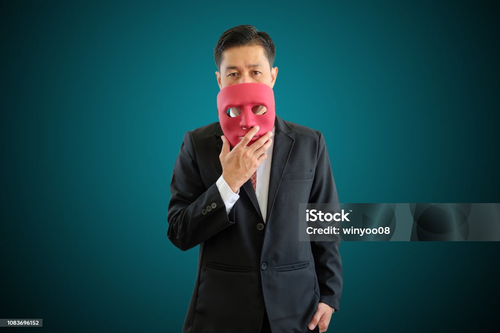 Usar máscara de hombre. - Foto de stock de Máscara - Disfraz libre de derechos