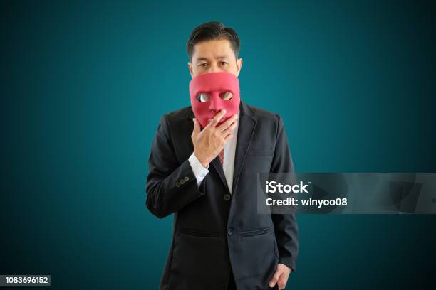 Usar Máscara De Hombre Foto de stock y más banco de imágenes de Máscara - Disfraz - Máscara - Disfraz, Esconder, Imitador