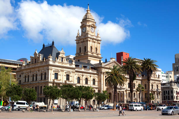 rathaus auf der grand parade platz in kapstadt, südafrika - headland stock-fotos und bilder