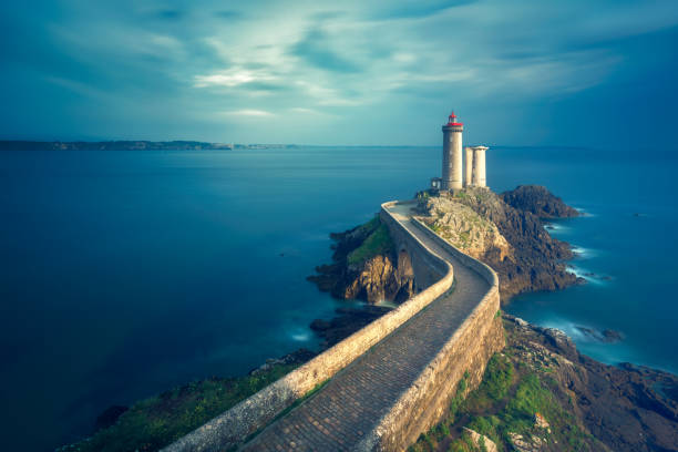 o farol de petit minou, britanny, frança - rock lighthouse nautical vessel nature - fotografias e filmes do acervo