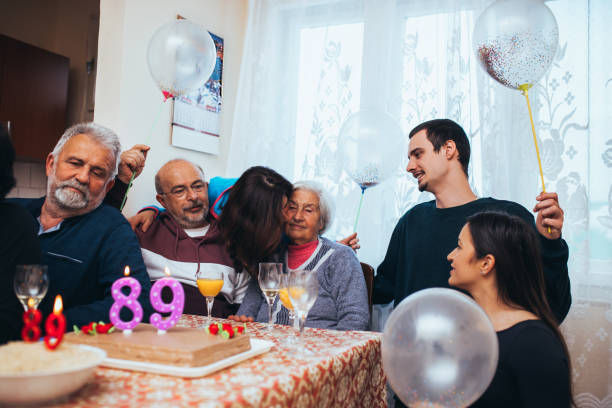 es ist zeit zu feiern. oma feiert ihren 89. geburtstag! - long life cake birthday cake grandparent stock-fotos und bilder