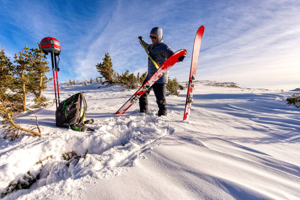 eliminar pieles escalada y preparándose para esquí de travesía - skiing colorado sawatch range usa fotografías e imágenes de stock