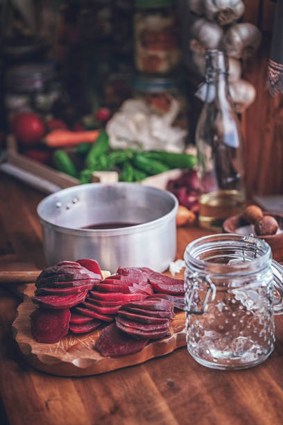 remolacha roja orgánica conservar en frascos - preserves pickle jar relish fotografías e imágenes de stock