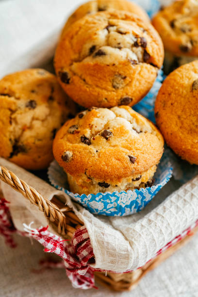 muffins au four frais - muffin food rustic table photos et images de collection